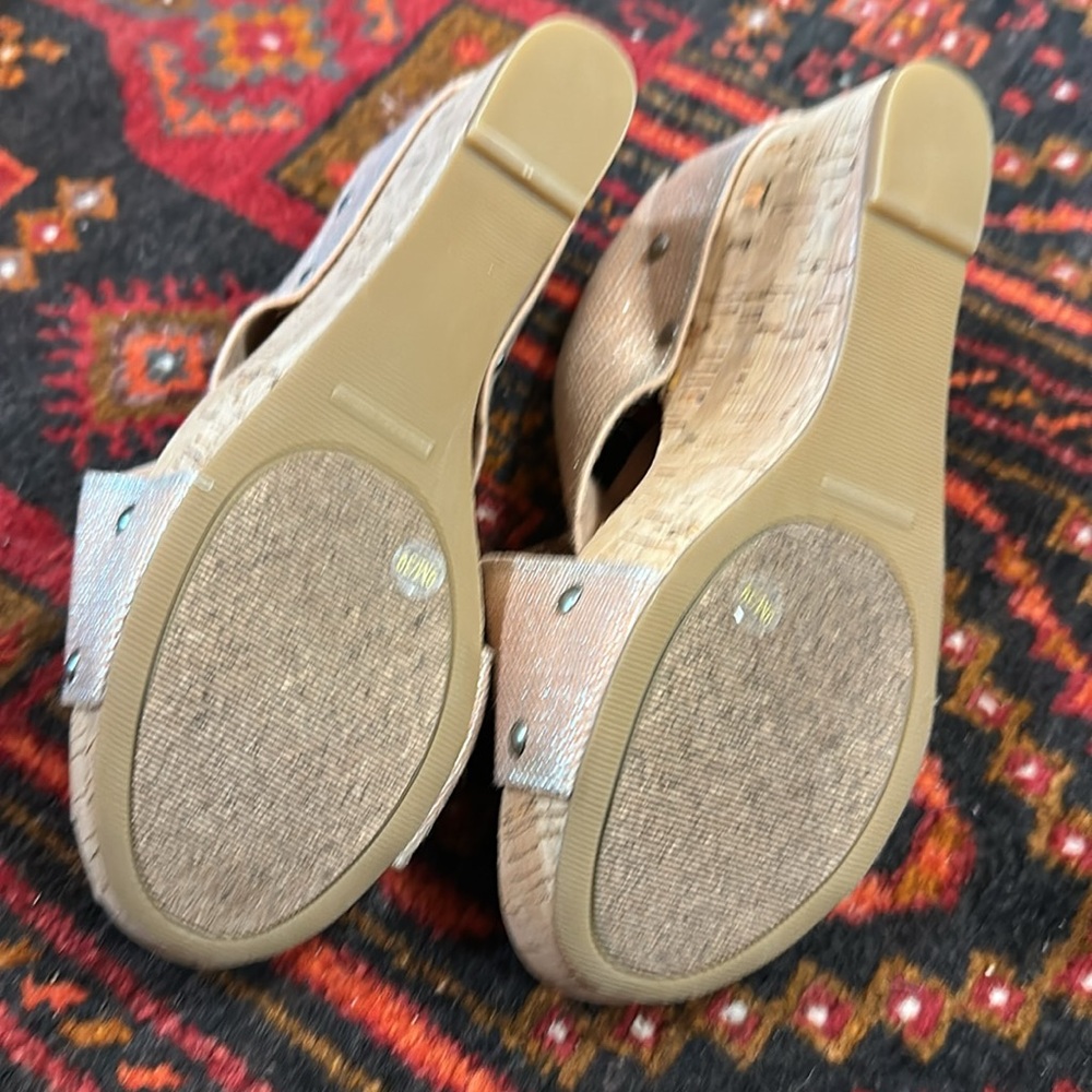 EUC Lucky Brand Stylish Women's Silver/Peach Sandals 9 - Picture 5 of 7